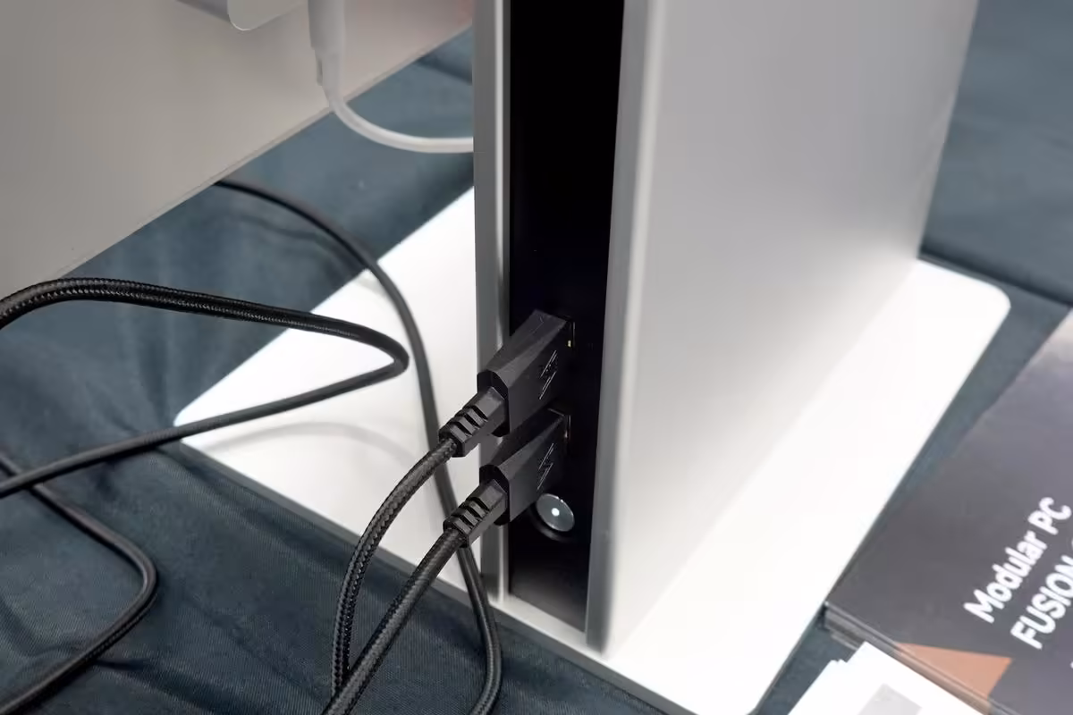 Gros plan câbles connectés PC modulaire, fond noir, détails technique visibles