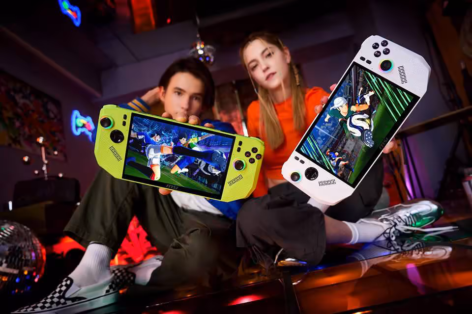 MSI Claw : Captain Tsubasa 2 offert sur Claw A8, Claw 8 AI+ et Claw 7 AI+ 3 Deux personnes tenant des consoles MSI Claw blanches et vertes avec jeu Captain Tsubasa affiché écran