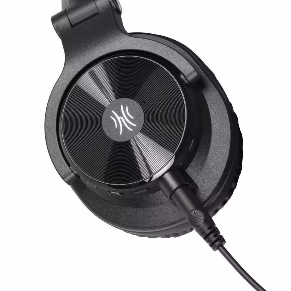 OneOdio A70 Gen 2 : LDAC, Bluetooth 6.0 et 72 h d’autonomie à moins de 60 dollars 3 Gros plan d’une oreillette OneOdio A70 Gen 2 avec câble audio branché sur le port jack
