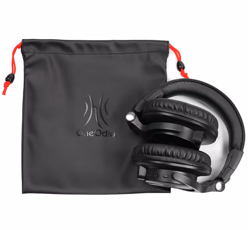 OneOdio A70 Gen 2 : LDAC, Bluetooth 6.0 et 72 h d’autonomie à moins de 60 dollars 4 Casque OneOdio A70 Gen 2 avec pochette de transport noire OneOdio à cordons rouges