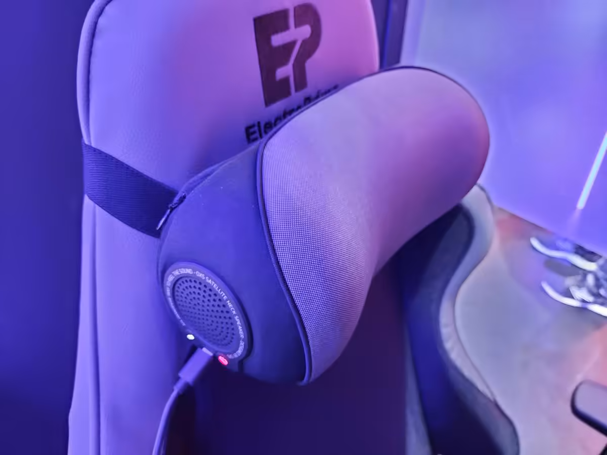 OXS Thunder Duo et Pro Max à la Gamescom 2026, l’Atmos PC passe par un haut-parleur de cou 3 Haut-parleur OXS en vue latérale sur siège gaming, avec panneau acoustique circulaire et câble connecté