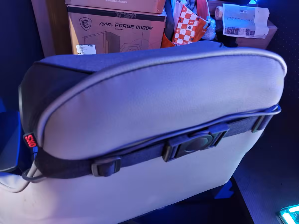 OXS Thunder Duo et Pro Max à la Gamescom 2026, l’Atmos PC passe par un haut-parleur de cou 4 Dos d’un siège gaming avec support et fixation du dispositif OXS, vue arrière rapprochée