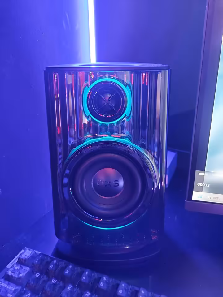 OXS Thunder Duo et Pro Max à la Gamescom 2026, l’Atmos PC passe par un haut-parleur de cou 5 Enceinte OXS colonne avec anneaux lumineux RGB et haut-parleur grave visible en façade
