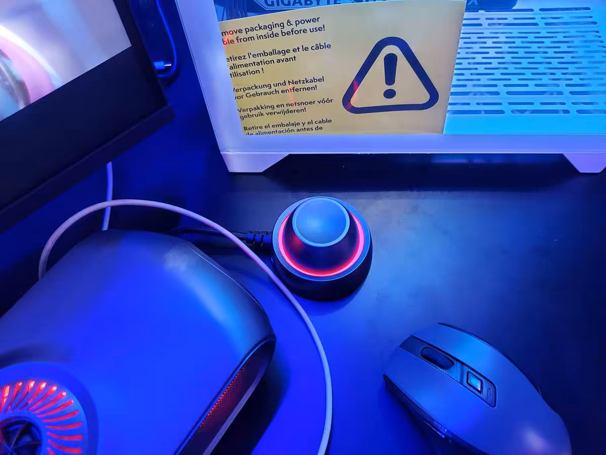 OXS Thunder Duo et Pro Max à la Gamescom 2026, l’Atmos PC passe par un haut-parleur de cou 8 Accessoire audio OXS sur bureau avec molette lumineuse, casque gaming et souris à côté