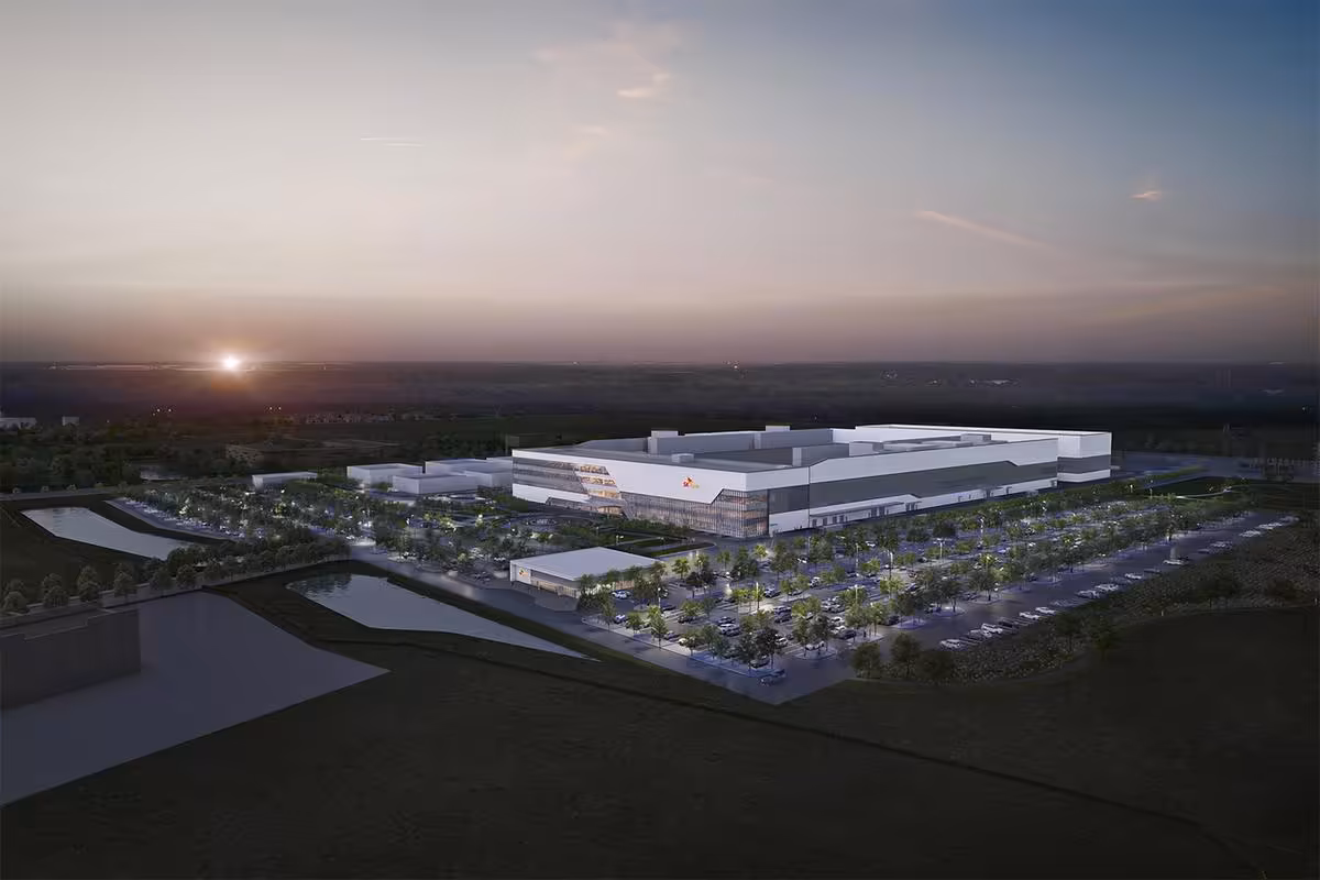 Vue aérienne d’une usine SK hynix au coucher du soleil, bâtiment industriel moderne