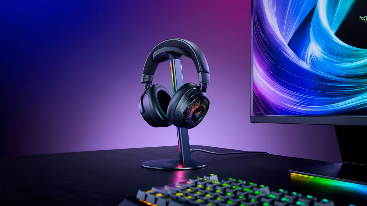 Razer Base Station V3 Chroma : un support casque qui automatise toute la station 4 Support casque Razer Base Station V3 Chroma avec casque posé, ambiance gaming RGB et écran à droite