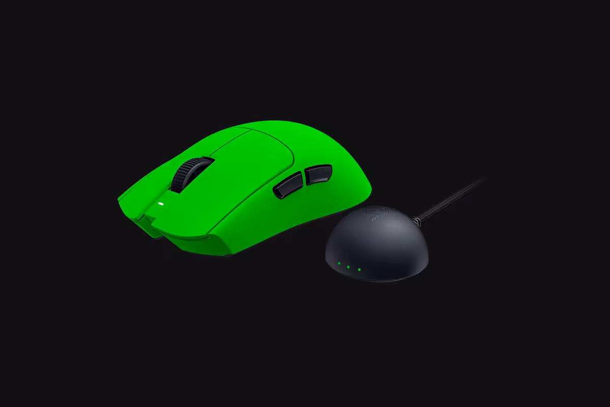 Razer Viper V4 Pro Esports Green Edition : la souris pro passe au vert signature 2 Souris Razer Viper V4 Pro Esports Green Edition avec dongle sans fil sur fond noir