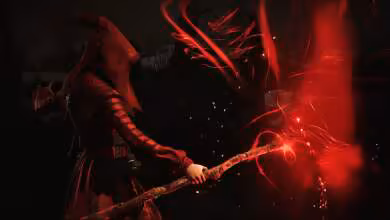 Personnage de jeu vidéo brandissant un bâton magique, effets lumineux rouges et ambiance sombre fantastique