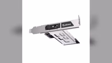 Adaptateur Akasa M.2 NVMe SSD vers PCIe, vue produit sur fond blanc avec tiroir métallique.