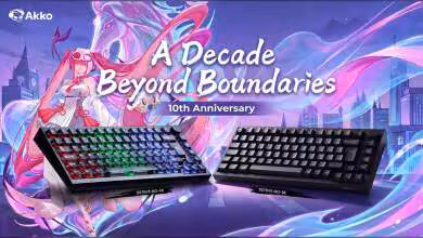 Claviers mécaniques Akko 10e anniversaire, modèles ISO V5 RGB et noir, sur fond promotionnel violet stylisé
