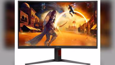 Moniteur AOC Gaming vu de face, affichant une scène de jeu orange et violette.