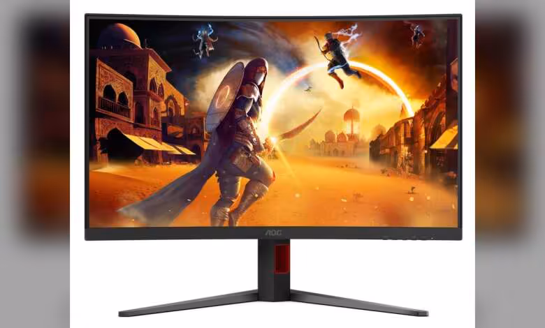 AOC CQ32G4ZA : un écran incurvé 31,5 pouces qui monte jusqu’à 500 Hz 1 Moniteur AOC Gaming vu de face, affichant une scène de jeu orange et violette.