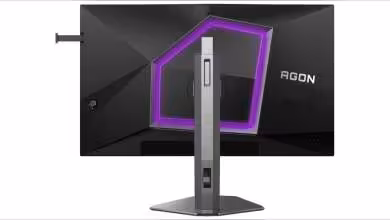Moniteur AOC AGON AG276UZ, vue arrière, éclairage RGB violet, fond sombre, design futuriste