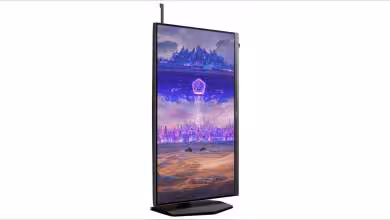 Moniteur AOC Pulsar en mode portrait, affichage vibrant, éclairage RGB, fond de paysage.