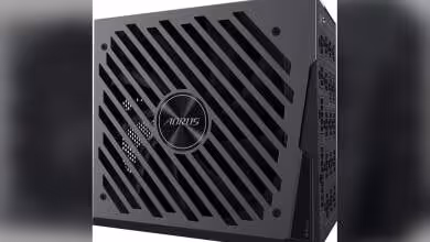 Alimentation AORUS noire avec grille diagonale, logo AORUS central, vue produit trois-quarts