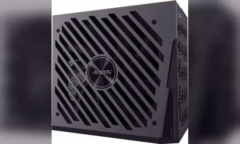 AORUS P1600W : Gigabyte lance une alimentation 1600 W Titanium en format 160 mm 1 Alimentation AORUS noire avec grille diagonale, logo AORUS central, vue produit trois-quarts