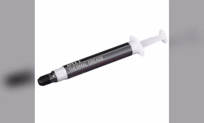 Apex 2 Thermal Grease : Alphacool revoit sa pâte thermique pour CPU et GPU exigeants 1 Cartouche Alphacool Apex 2 Thermal Grease, seringue noire et blanche sur fond blanc.