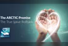 Visuel promotionnel Arctic Payback avec mains en forme de cœur et texte The Arctic Promise, fond vert turquoise