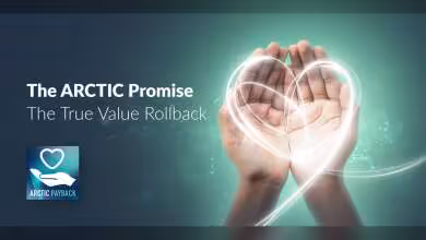 Visuel promotionnel Arctic Payback avec mains en forme de cœur et texte The Arctic Promise, fond vert turquoise