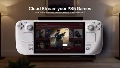 Console portable affichant interface de jeu PS5 en streaming, fond séjour avec télévision et plante.
