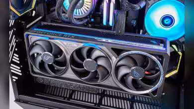 Carte graphique ASUS GeForce RTX triple ventilateurs avec éclairage RGB, installée dans un PC gaming.
