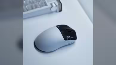Souris Attack Shark F1 Air blanche et noire sur fond clair, avec boîte d’emballage partiellement visible