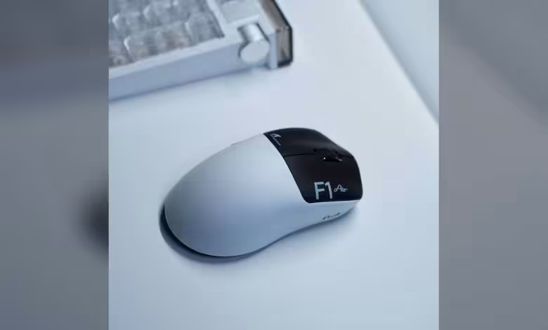 Attack Shark F1 AIR : une souris gaming ultralégère de 39 g taillée pour l'esport 1 Souris Attack Shark F1 Air blanche et noire sur fond clair, avec boîte d’emballage partiellement visible