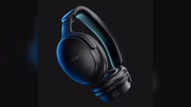 Casque Bose QuietComfort noir et bleu, rendu produit dramatique sur fond noir