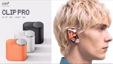 Boîte CMF Clip Pro Nothing orange, blanche et noire avec écouteurs open-ear et visuel de port sur l’oreille
