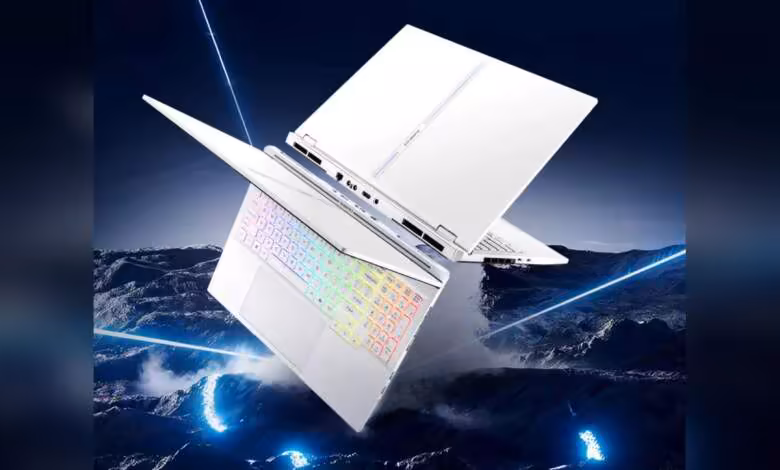 P16 Pro Starwind : Colorful lance un PC portable à watercooling avec Core Ultra 7 251HX 1 Ordinateur portable Colorful P16 Pro Starwind blanc avec clavier rétroéclairé arc-en-ciel en suspension.