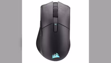Souris gaming sans fil Corsair Harpoon avec logo lumineux, vue de dessus sur fond blanc