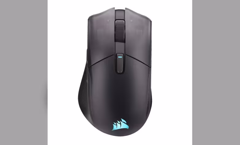 Corsair Skiff 100 et Harpoon v2 Wireless : une gamme gaming plus accessible se précise 1 Souris gaming sans fil Corsair Harpoon avec logo lumineux, vue de dessus sur fond blanc
