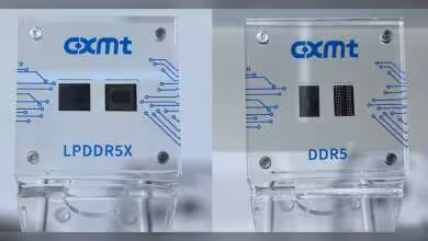 Modules mémoire CXMT LPDDR5X et DDR5 exposés, puces visibles, design métallique avec circuit imprimé bleu