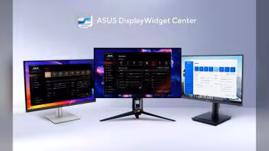 ASUS DisplayWidget Center affiché sur trois moniteurs, interface de réglages dédiée aux écrans ASUS