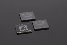 Puces DRAM Samsung noires avec marquage SEC, boîtiers carrés et contacts dorés visibles sur fond sombre