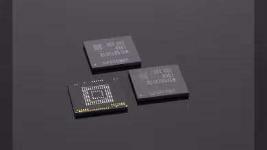 Puces DRAM Samsung noires avec marquage SEC, boîtiers carrés et contacts dorés visibles sur fond sombre
