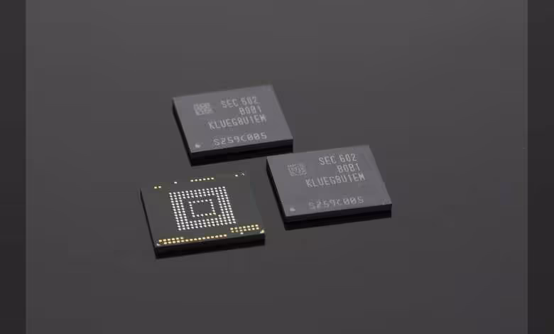 DRAM Apple sous tension : CXMT refuse de casser ses prix avant l'iPhone 18 1 Puces DRAM Samsung noires avec marquage SEC, boîtiers carrés et contacts dorés visibles sur fond sombre
