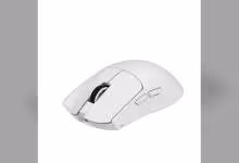 Souris gaming sans fil blanche Everglide, vue trois-quarts, profil ergonomique avec boutons latéraux visibles