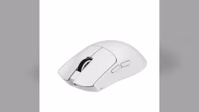 Souris gaming sans fil blanche Everglide, vue trois-quarts, profil ergonomique avec boutons latéraux visibles