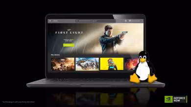 Ordinateur portable affichant GeForce NOW avec logo Linux et jeux en arrière-plan.