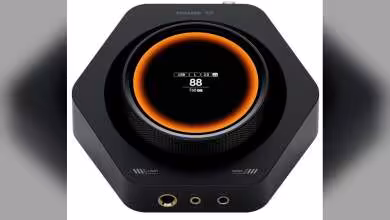 Fosi Audio 777 amplificateur audio avec écran circulaire orange et trois prises en façade.