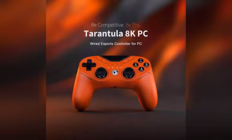 GameSir Tarantula 8K PC : manette filaire e-sport à 8000 Hz et sticks TMR Gen-2 1 Manette GameSir Tarantula 8K PC orange, vue de face, sticks analogiques, croix directionnelle et boutons ABXY visibles