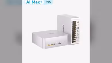 Deux mini PC GEEKOM A9 Mega blancs, face avant et arrière, avec logo GEEKOM et ports visibles