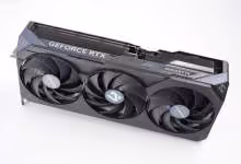Carte graphique GIGABYTE GeForce RTX triple ventilateurs, vue produit sur fond blanc
