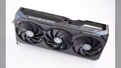 Carte graphique GIGABYTE GeForce RTX triple ventilateurs, vue produit sur fond blanc