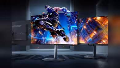 Moniteur Gigabyte MO27Q40 affichant une scène de jeu urbain nocturne sur écran central.