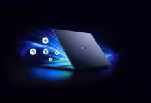 Ordinateur portable ASUS Zenbook noir affichant des icônes Google AI et un effet lumineux bleu-violet