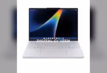 Googlebook Lenovo 15 blanc, vue de face, écran ouvert avec interface ChromeOS et clavier complet