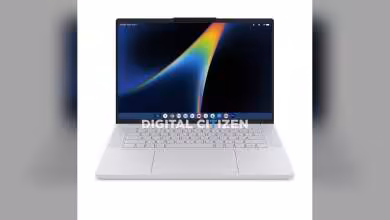 Googlebook Lenovo 15 blanc, vue de face, écran ouvert avec interface ChromeOS et clavier complet