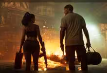 Scène de GTA 6 avec deux personnages armés devant un incendie urbain nocturne illuminé par des néons rouges